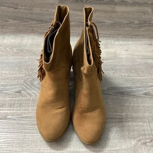 Woman’s Fringe suede boots